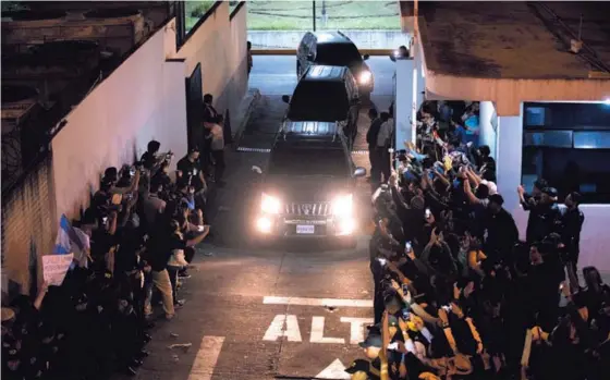  ?? AP ?? Muchas personas y medios de prensa llegaron el domingo a esperar la salida del colombiano Yilén Osorio, miembro de la Cicig, del aeropuerto guatemalte­co de La Aurora. Él estuvo retenido en la terminal aérea durante varias horas.