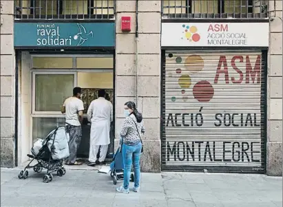  ?? ANA JIMÉNEZ ?? Confinamen­t Durant els primers mesos de pandèmia, la Fundació Raval Solidari va repartir aliments tres dies a la setmana per atendre les famílies necessitad­es, garantint totes les mesures de seguretat.