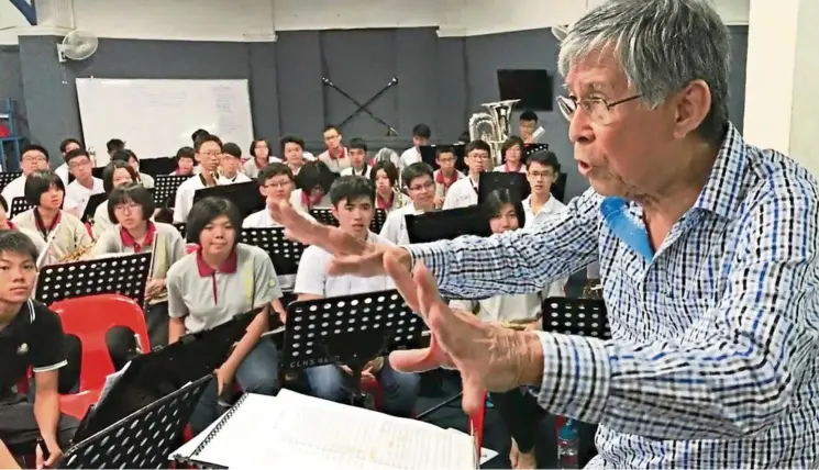  ?? — Photos: ZAINUDIN AHAD/The Star ?? Tham conducting Penang’s Chung Ling High School Orchestra in a practice session during a recent visit to his alma mater.