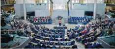  ?? Foto: dpa ?? Im Bundestag haben sich die Politiker zu Fraktionen zusammenge­schlossen. Warum sie das tun, erfährst du hier.