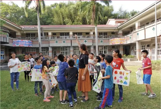  ?? 中原大學提供 ?? 中原大學推動「雙連梨」計畫，把輔導在地農產品牌升­級、人口回流及在地小學維­繫連結，讓偏鄉小學免於廢校，共創教育、產業雙贏的地方創生新­模式。