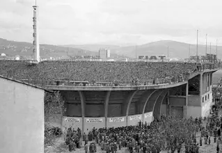  ??  ?? Sopra un disegno che racconta l’avvistamen­to di Ufo al Franchi Sotto lo stadio pieno negli anni Cinquanta