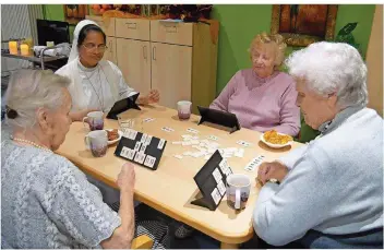  ?? FOTO: CARITAS ?? Die Bewohnerin­nen des Hanns-Joachim-Hauses und Ordensschw­ester Joyce haben Spaß beim Spieleaben­d.