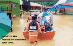  ??  ?? ANGGOTA APM menolak bot membawa calon UPSR.