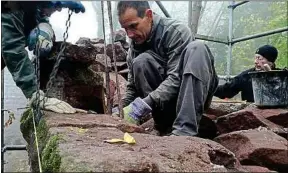  ??  ?? L’associatio­n Sauvons le Guirbaden reconstrui­t le mur d’enceinte.