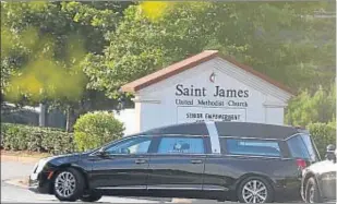  ?? JOHN BAZEMO ?? Un coche fúnebre espera la salida del féretro de Bobbi Kristina Brown