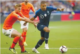  ?? AP FOTO ?? SPEEDY. Netherland­s’ Matthijs de Ligt tries to hold back Kylian Mbappe of France during the Uefa Nations League match at the Stade De France in Paris.