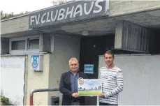  ?? FOTO: THORSTEN KERN ?? FV-Vorstand Roland Reischmann (li.) und der Sportliche Leiter Fabian Hummel freuen sich: Das in die Jahre gekommene Clubhaus wird durch einen Neubau ersetzt.