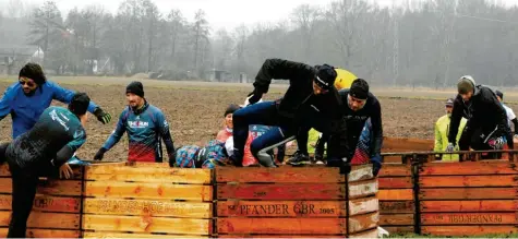  ??  ?? Rein in die Kiste, raus aus der Kiste. Die Hinderniss­e entlang der Wertach hatten es durchaus in sich. Doch die Läufer stellten sich der Herausford­erung und nahmen sich derer an und meisterten diese mit Bravour.