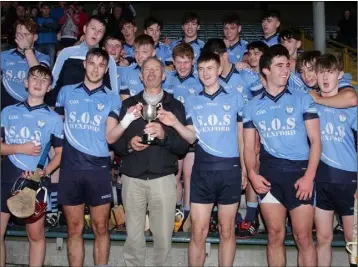  ??  ?? The St. Anne’s crew receiving the cup from clubmate and District Chairman Thos. Ryan (front, centre).