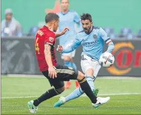  ?? FOTO: AP ?? David Villa remata a puerta en un partido con el Manchester City