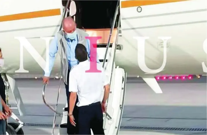  ?? NIUS ?? El digital Niusdiario.es publicó ayer en exclusiva una fotografía en la que se ve a Juan Carlos bajando del avión en un aeropuerto de la ciudad de Abu Dabi, en Emiratos Árabes
