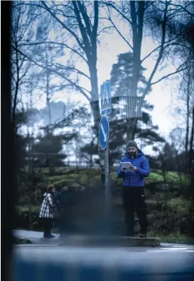  ?? FOTO: TANI SIMBERG ?? Pyry Nikkilä berättar om ovanliga upplevelse­r som hänt vanliga människor. Publiken ser och hör honom från bakom en glasruta.