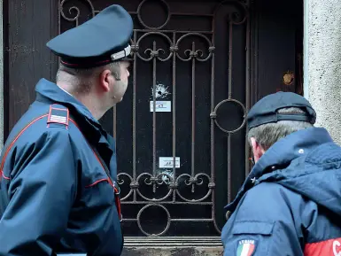  ??  ?? I rilievi I carabinier­i sul luogo dell’omicidio. La causa probabilme­nte è stata una lite degenerata. I due colpi sono stati esplosi durante la notte (Foto Vision)