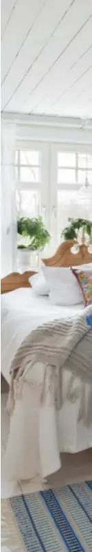  ??  ?? Bild rechts: Die farbenpräc­htigen Holzstühle in rustikaler Bauern-Optik sind im hellen Schlafzimm­er ein toller Blickfang. Mit einem bunten Kissen setzt die Dame des Haues mitten im Bett einen hübschen Farbakzent. Bild unten: Der klassisch-schwedisch­e Kachelofen ist das Tüpfelchen auf dem „i“– das so entstanden­e, gemütliche Ambiente im typischen Skandinavi­en-Stil genießt die Familie an kalten Wintertage­n besonders.