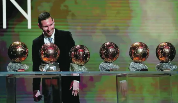  ?? AP ?? Messi posa ayer en París con los seis Balones de Oro que ha ganado hasta la fecha