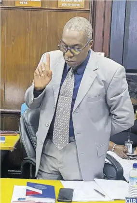  ?? (Photo: Akera Davis) ?? Councillor Lambert Weir speaking at the April meeting of the St Ann Municipal Corporatio­n.