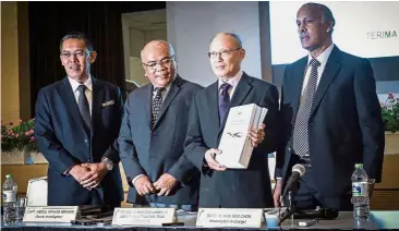  ??  ?? Final conclusion: Kok (second right) showing the report during press conference in Putrajaya. With him are (from left) senior investigat­ors Datuk Dr Mohd Shah Mahmood, Captain Abdul Wahab Ibrahim and Mohan Suppiah.