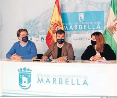  ?? MARÍA JESÚS SERRANO ?? El edil de Obras del Ayuntamien­to de Marbella, Diego López, en el centro.