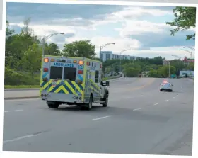  ?? PHOTO AGENCE QMI, GUY MARTEL ?? En début de soirée, l’enfant a été transporté par ambulance à l’aéroport Jean-lesage sous escorte policière, pour être traité à l’hôpital Sainte-justine, à Montréal.