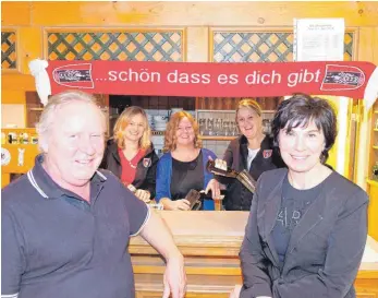  ?? FOTO: KERSTIN SCHWIER ?? Auch wenn die provisoris­che Übergangsl­ösung derzeit super funktionie­rt: Der VfL Brochenzel­l wünscht sich einen neuen Pächter für sein Vereinslok­al. Von links: Kassier Walter Baumann, die „Stammtisch­mädels" Birgit Knappich, Ulrike Ritter und Christine...