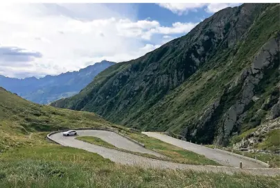  ?? FOTOS: ELFI VOMBERG ?? Die Passstraße San Bernardino verbindet in Graubünden die Täler Rheinwald und Misox.