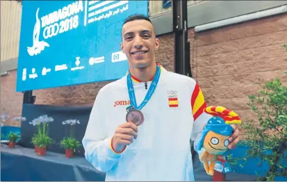  ?? FOTO: EFE ?? Samy Ennkhaili El karateca de Zaragoza muestra satisfecho la medalla de bronce conseguida ayer en la categoría de 67 kgs