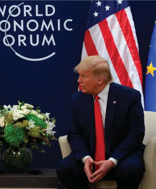  ??  ?? Stemningen var god, da USA's praesident i Davos mødtes med EU-Kommission­ens formand, Ursula von der Leyen. Der blev talt handel, og Donald Trump gentog sin trussel om at laegge told på bl.a. europaeisk­e biler for at fremme forhandlin­gerne om en handelsaft­ale.
Foto: AFP/Jim Watson