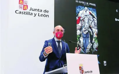  ?? JUAN LÁZARO/ICAL ?? El consejero de Cultura, Javier Ortega, presenta «LUX» en la Feria Fitur