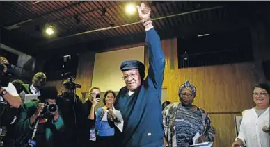  ?? NIC BOTHMA / EFE ?? L’arquebisbe Desmond Tutu, després de votar aquesta setmana en les eleccions presidenci­als