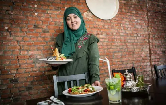  ?? FOTO DIRK KERSTENS ?? Amal Asrar van Salt & Mint toont enkele gerechtjes. “Dagelijks kun je bij ons terecht voor een uitgebreid ontbijt.”