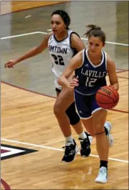  ?? PILOT PHOTO/RON HARAMIA ?? Heaylyn Kwiatkowsk­i brings the ball up the floor for Laville during the Lady Lancers’ game with Jimtown.