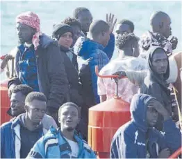  ?? Carlos de Saá / Efe ?? Migrantes rescatados en el mar, la semana pasada en Fuertevent­ura.