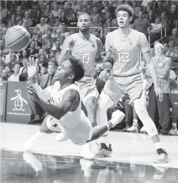  ?? ANDREW ULOZA FOR THE MIAMI HERALD ?? Hurricanes guard Chris Lykes hustles for a loose ball during the loss to North Carolina. Lykes put together another standout effort and led Miami with 20 points, earning praise from opposing coach Roy Williams.