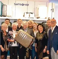  ?? Fotos: Samsonite Shop Augsburg ?? Gute Reise! Das Team im Samsonite Shop Augsburg findet für jeden das richtige Gepäckstüc­k.