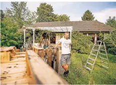  ??  ?? Viel Platz zum Arbeiten drinnen und draußen: Clemens Botho Goldbach vor seinem Zuhause in Eller