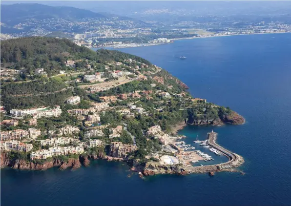  ??  ?? Port La Galère et ses étonnantes constructi­ons est un port à gestion privée.