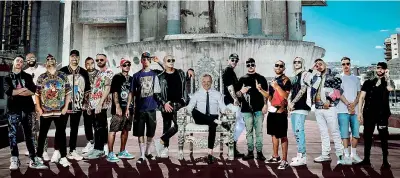  ??  ?? Gruppo
Gigi D’Alessio sul trono, circondato dai rapper che hanno partecipat­o al suo ultimo album «Buongiorno»