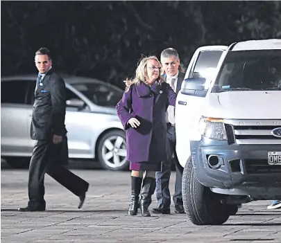  ?? FERNANDO GENS/TÉLAM ?? Alicia Kirchner, ayer, al salir de la Casa Rosada; estuvo una hora con Frigerio