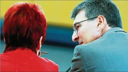  ??  ?? Birgit Klaubert (Linke) und Dieter Lauinger (Grüne) vergangene­n Donnerstag im Thüringer Landtag. Foto: Martin Schutt