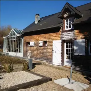  ??  ?? Ci-dessus :Le fronton de la verrière répond aux lucarnes des combles. Ci-contre : Les pentes de la toiture montrent l'extension réalisée au cours du 20e siècle qui abrite la cuisine.