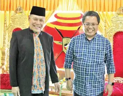  ??  ?? (Gambar atas) ALIJUS (kanan) bersama Kepala Adat Besar Tidung Kalimantan, Adji Pengiran H Mochtar Basry Idris.