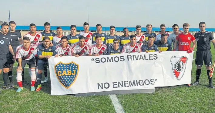  ?? PRENSA BOCA ?? La bandera. Las formacione­s mezcladas de River y Boca, en Cuarta división, fueron un ejemplo de la lealtad con la que se disputaron los clásicos. Los xeneizes ganaron 2-0.