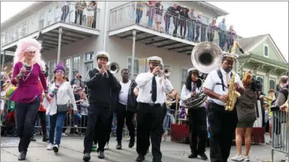  ?? SANDY HUFFAKER / AFP ?? Revelers in the French Quarter watch a parade in New Orleans, in the US state of Louisiana, on Feb 20. The state will hold the 2022 French Quarter Festival in April after a two-year hiatus following the outbreak of the COVID-19 pandemic.