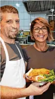  ?? Foto: Silvio Wyszengrad ?? Sevtap und Francesco Saullo servieren künftig Panzerotti auf dem Augsburger Stadtmarkt.