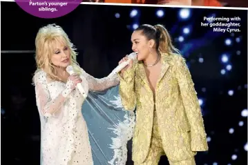  ??  ?? Performing with her goddaughte­r, Miley Cyrus.