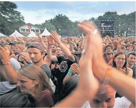  ?? RP-ARCHIVFOTO: MARKUS VAN OFFERN ?? Nach zwei Jahren Pause kehrt das Haldern-pop-festival wieder auf den alten Reitplatz am Rande des Dorfes mit seiner großen Bühne zurück.