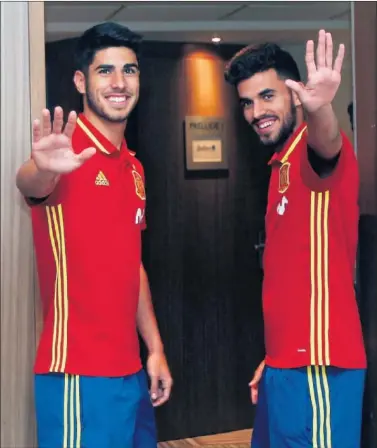  ??  ?? OPTIMISMO. Asensio y Ceballos posan para AS en su hotel de concentrac­ión antes de la semifinal.