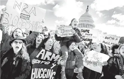  ?? JIM WATSON/AFP ?? Cientos de alumnos llevaron sus reclamos a la Casa Blanca y luego al Congreso, en Washington DC.