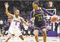  ?? Morgan Tencza / For Hearst Connecticu­t Media ?? Crystal Dangerfiel­d guards Quinnipiac’s Aryn McClure in UConn’s 7146 victory in the 2018 NCAA Tournament Second Round.